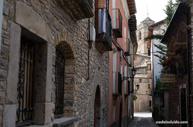 Calle de Boltaña con vistas a la iglesia (Sobrarbe, Aragón)
