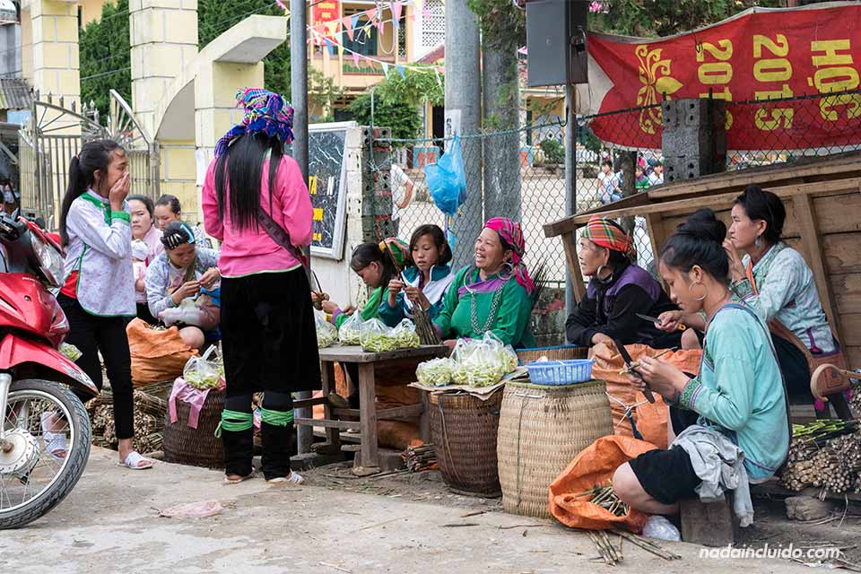 Mujeres vietnamitas en las calles de Ta Van, una aldea de la provincia de Lao Cai (Vietnam)