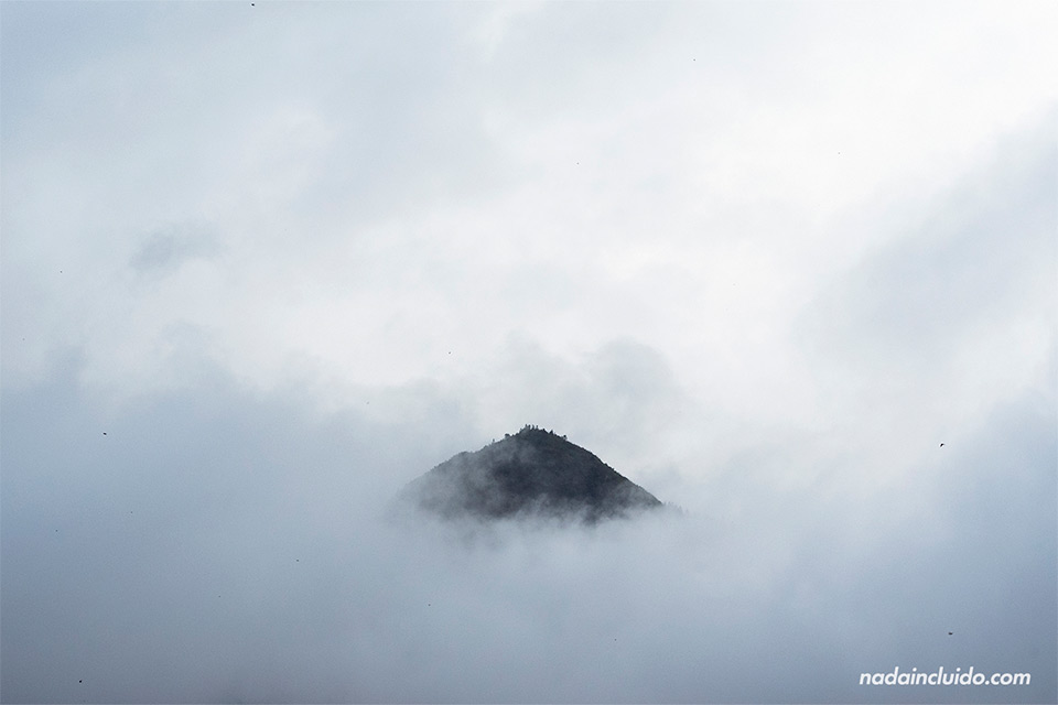 Niebla sobre las montañas de la región de Sapa (Vietnam)