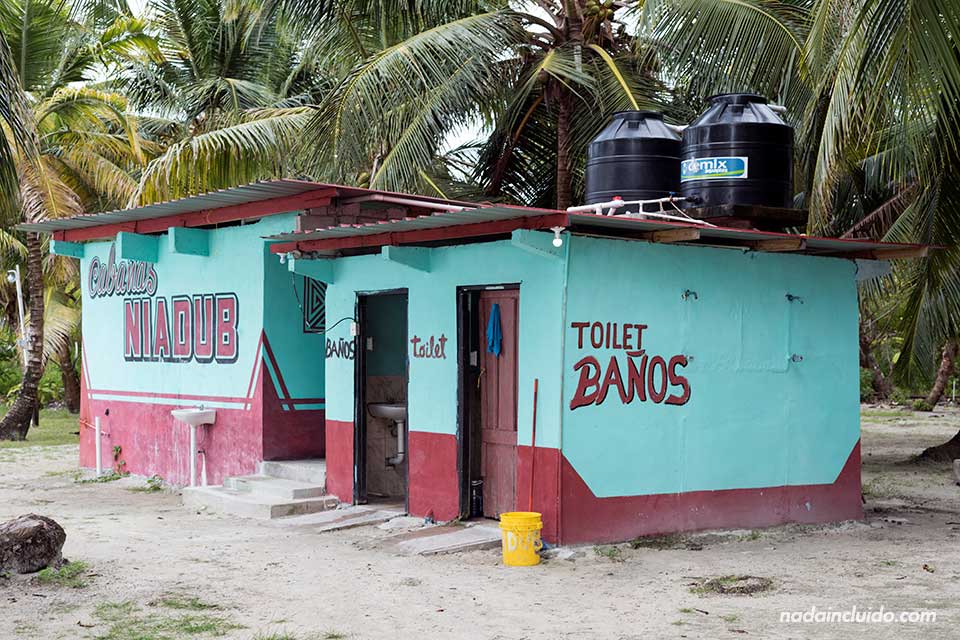 Baños de las Cabinas Niadub en Isla Diablo, archipiélago de San Blas (Panamá)