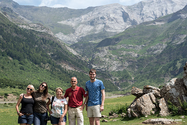 Blogueros de viaje en los Llanos de La Larri del valle de Pineta, Parque Nacional de Ordesa y Monte Perdido (Aragón)