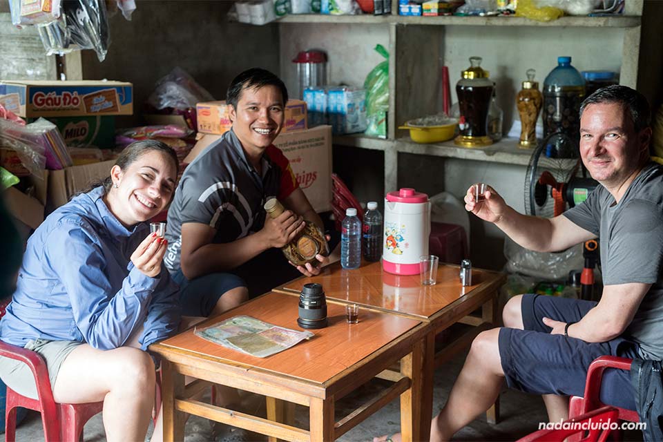 Bebiendo licor de arroz en un destilería a las afueras de Hoi An (Vietnam)