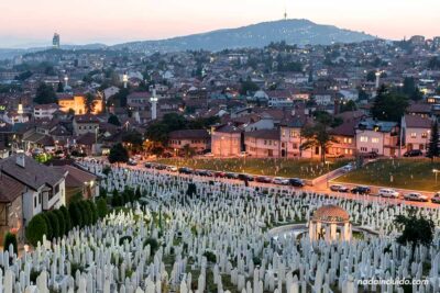 Vistas del cementerio Kovaci desde el Yellow Fortress de Saravejo (Bosnia)