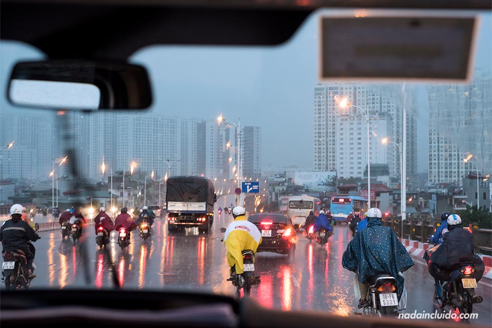 Tráfico de motos en una tarde lluviosa en Hanoi (Vietnam)