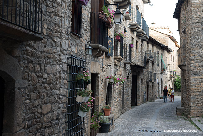 Calle Santa Cruz en Aínsa (Sobrarbe, Aragón)