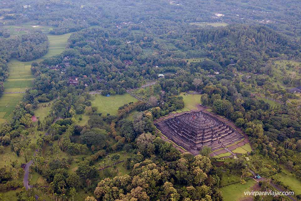 Vistas de dron del templo Borobudur (Java, Indonesia). Foto de vivirparaviajar.com