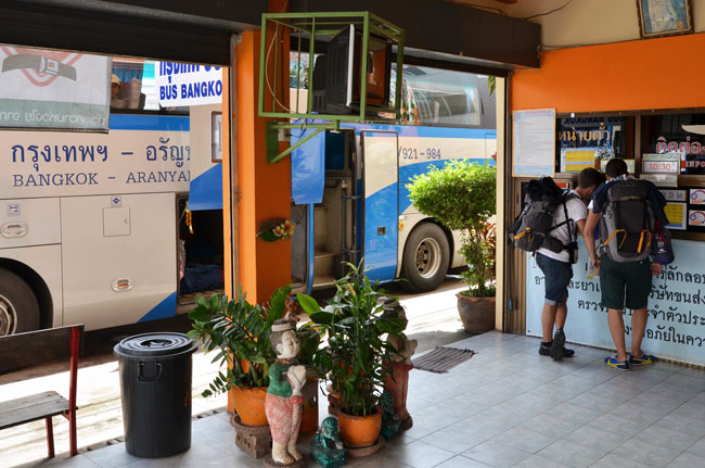 En la estación de autobús de Aranyaprathet (Tailandia) cogiendo un autobús hasta Poi Pet, la frontera con Camboya