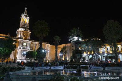La Plaza de las Armas de Arequipa (Perú) iluminada por la noche