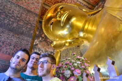 El buda reclinado más grande Tailandia en el Templo Wat Pho (Bangkok)