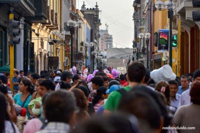 Una de las calles principales del centro histórico de Lima (Perú)