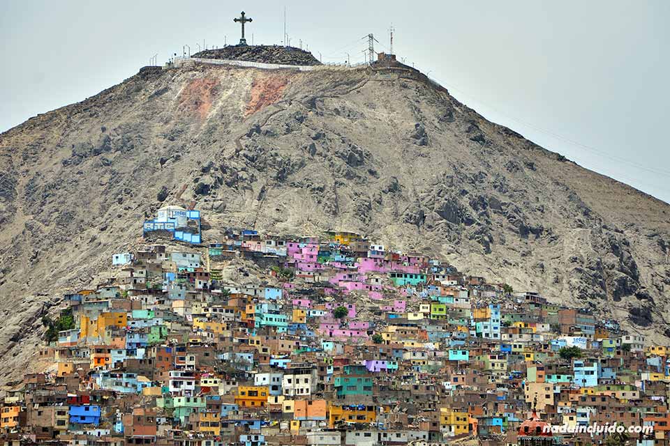 Vista del cerro desde el Parque de las Murallas de Lima (Perú)