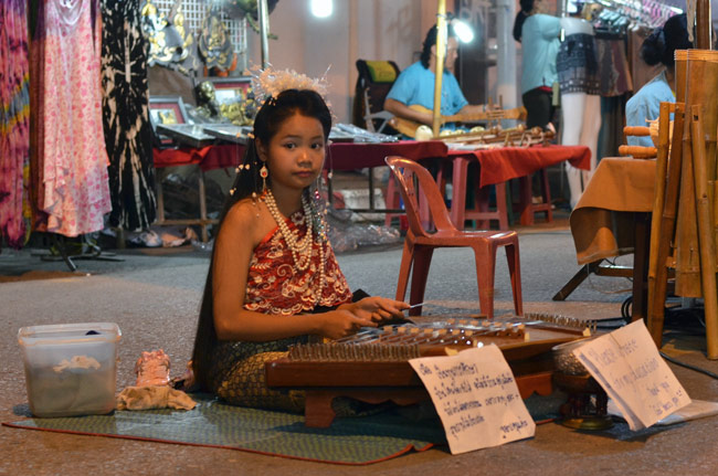 Niña tocando el xilófono en el Sunday Market de Chiang Mai (Tailandia)