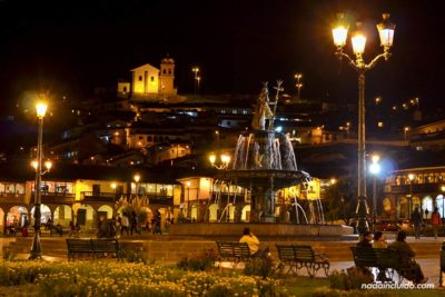 La Plaza de las Armas de Cuzco, iluminada por la noche (Perú)