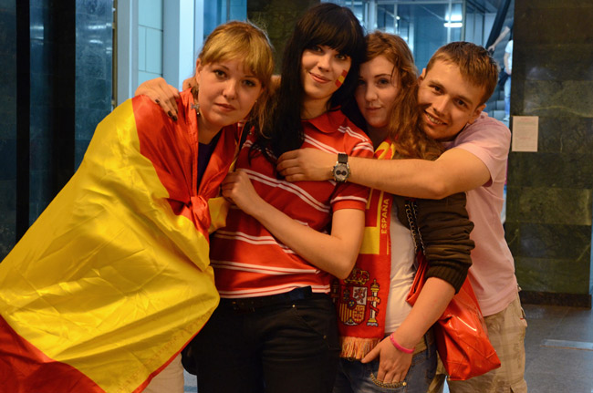 Un grupo de ucranianos apoyando a la selección española en Donetsk (Ucrania), durante la Euro2012