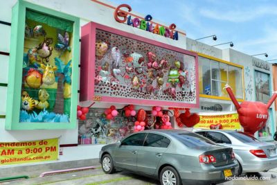 Fachada de la tienda de globos Globolandia en Lima (Perú), la vispera del Día de los Enamorados