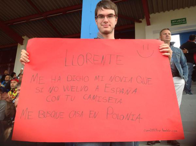 Un aficionado de la selección española muestra una pancarta para Fernando Llorente en Gniewino (Polonia), durante la Euro2012