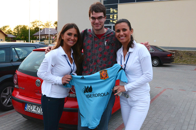 Compartiendo mi camiseta de Fernando Llorente con las azafatas polacas Fátima y Magdalena, en Gniewino (Polonia)