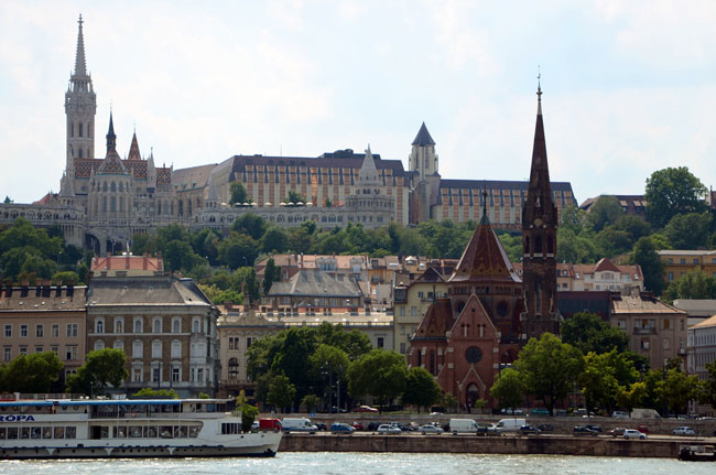 Orilla del danubio a su paso por Budapest (Hungría)