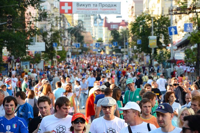 Afición camino al estadio olímpico de Kiev, el día de la final de la Eurocopa 2012 (Ucrania)