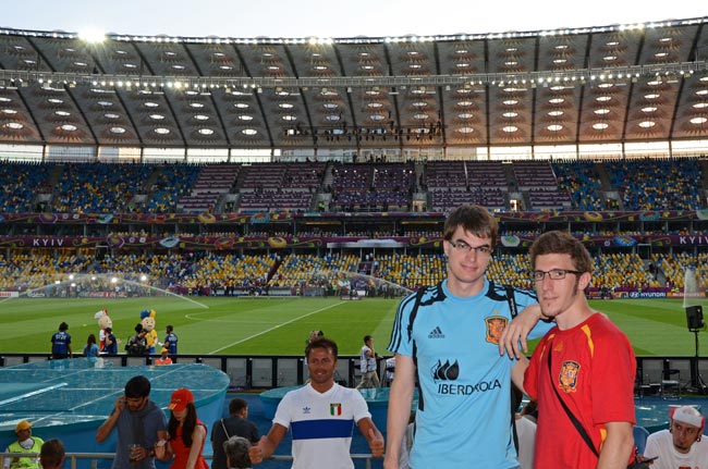 Aficionados españoles en estadio olímpico de Kiev el día de la final del Eurocopa 2012 (Ucrania)
