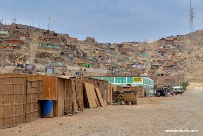 Calle de Huachipa, uno de los barrios más pobres de Lima (Perú)