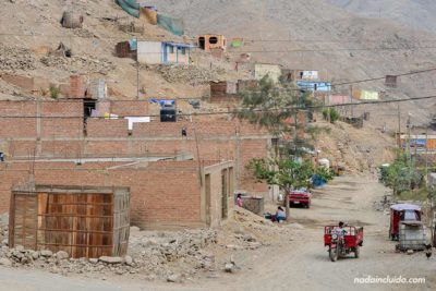 Calle en Jicamarca, uno de los barrios más pobres de Lima (Perú)