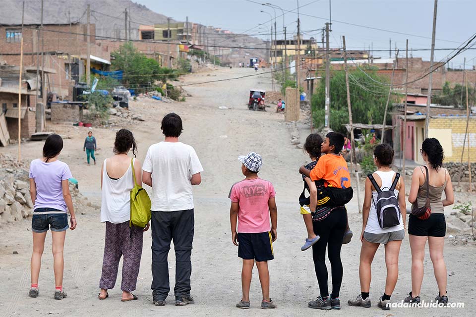 Lima, Jicamarca (voluntarios y niños)