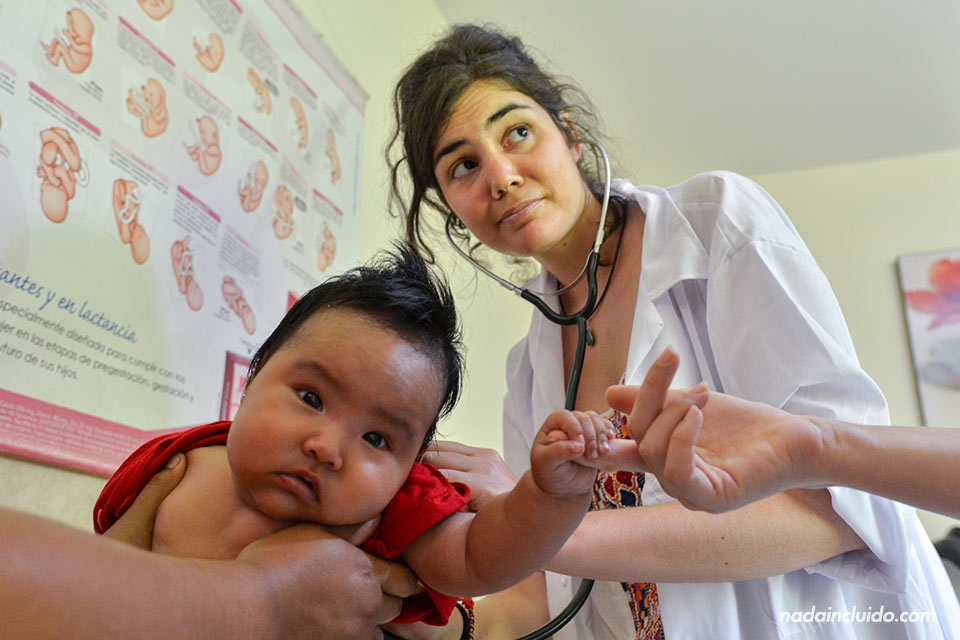 Una doctora española revisa a un bebé peruano en Jicamarca, uno de los barrios más desfavorecidos de Lima (Perú)