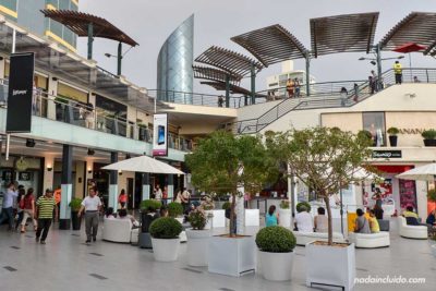 Interior del Centro Comercial Costa, en el barrio de Miraflores (Lima, Perú)
