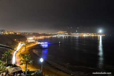 Vista nocturna del Malecón de Miraflores, Lima (Perú)