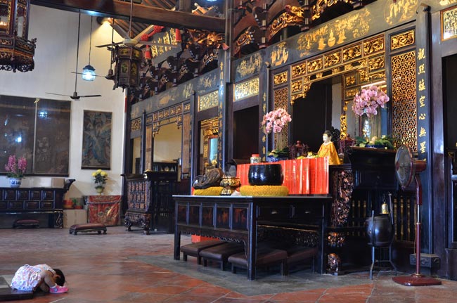 Niña rezando en el Templo Cheng Hoon (Malaca)