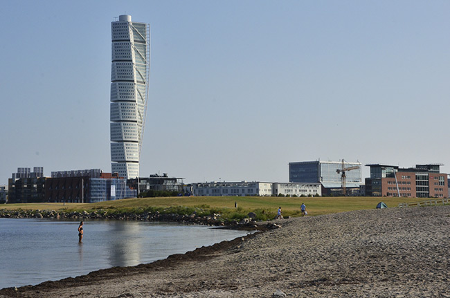 Vistas al Turning Torso desde la playa de Malmö (Suecia)