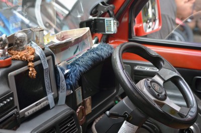 Cinta de la virgen del Pilar en un taxi de Phuket (Tailandia)