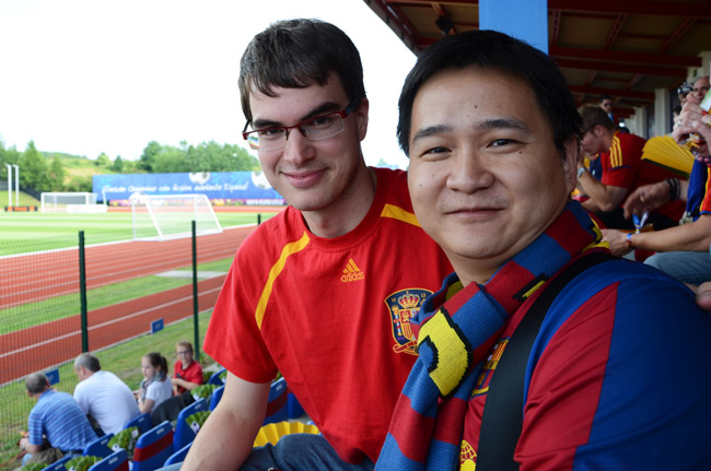 Un aficionado chino con un español en un entrenamiento de la Selección Española en Gniewino (Polonia)