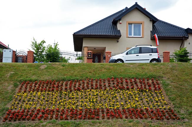 Un jardín de Gniewino (Polonia) con los colores de la bandera de España con motivo de la Eurocopa 2012