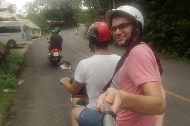 Recorriendo Phuket (Tailandia) en moto alquilada