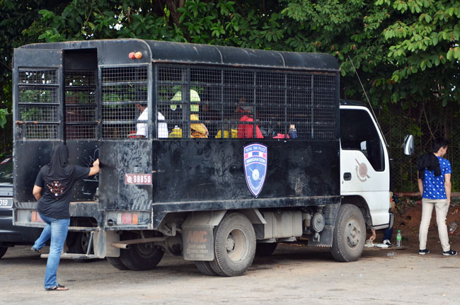 Camión para deportados en la aduana entre Tailandia y Malasia